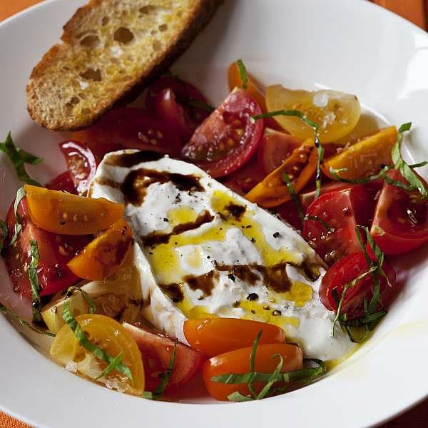 Burrata -resepti -idea kesäsalaatti