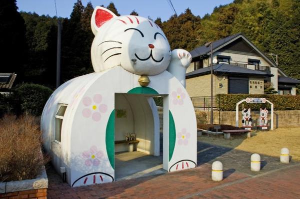bussipysäkki onnellinen kissa japani