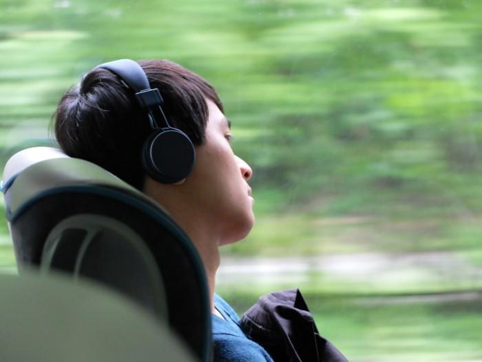 bussimatka loma matka matka poika kuuntelee kuulokkeita musiikissa