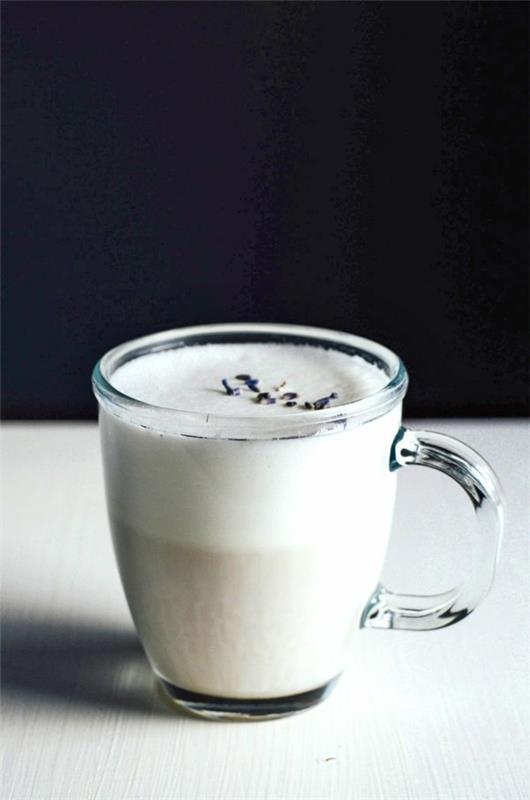 cafe latte laventelisiirapilla