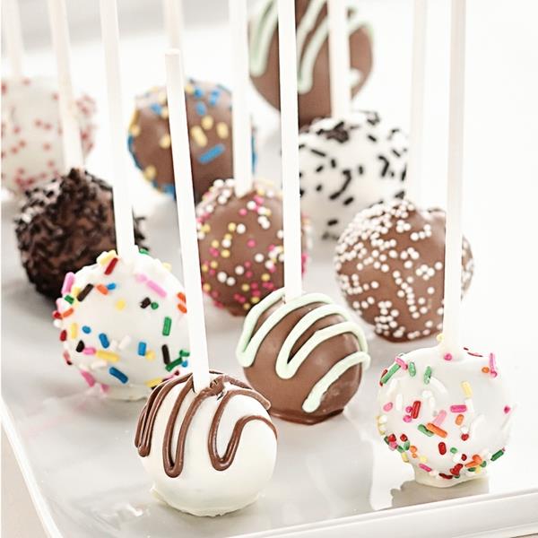 Valmista kakku ponnahtaa taikina fudge pallot
