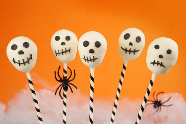 kakku ponnahtaa taikina halloween