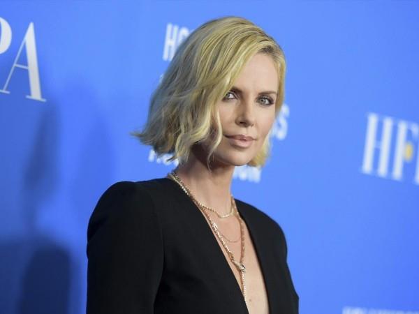 charlize theron sinistä taustaa vasten