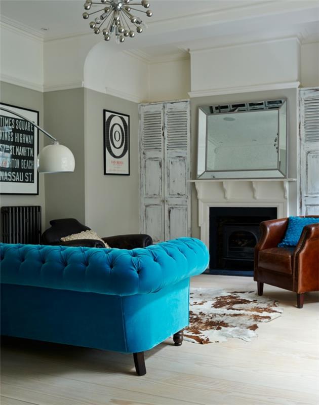 chesterfield -sohva sininen tyylikäs turkismatto takka valkoiset seinät