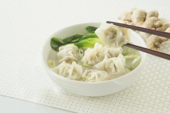 Kiinalainen wonton -keitto Wonton -mieto keitto