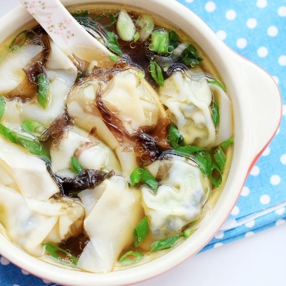kiinalaisen wonton -keiton valmistaminen wonton