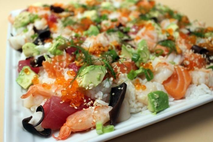 chirashi sushi lautaselle