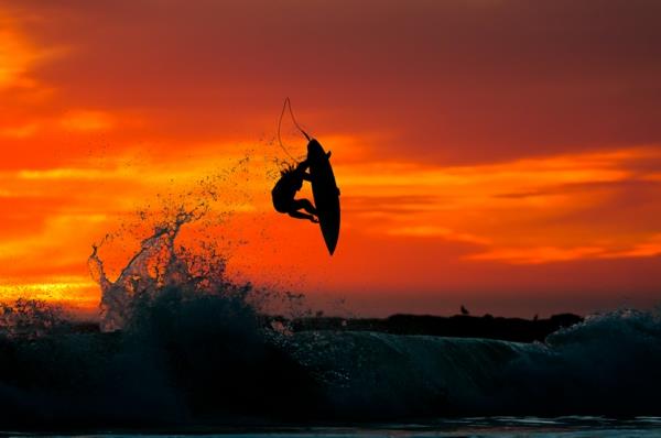 chris burkard valokuvaus surfer auringonlasku vesi