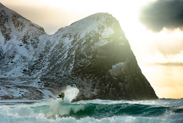 chris burkard lavastettu valokuvaus surfer sea