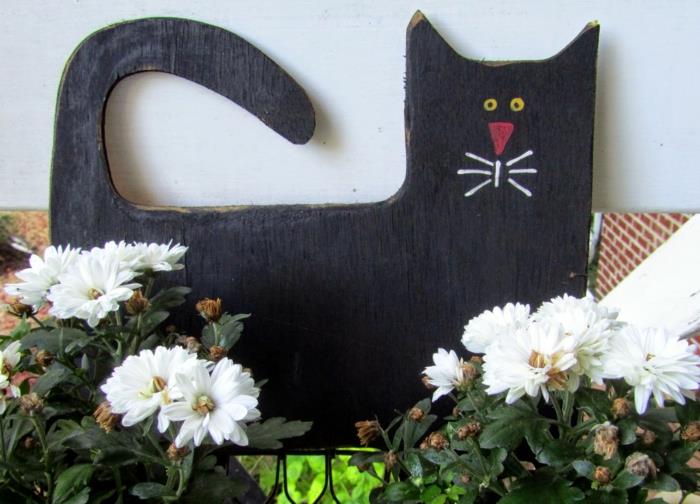 krysanteemit valkoinen halloween -sisustusideat musta kissa