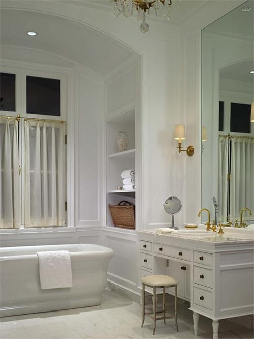 hienoja kuvia kylpyhuoneista kylpyamme jakkara peili seinävalaisin turhamaisuus