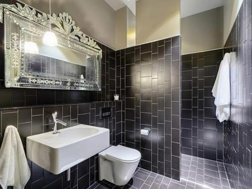 hienoja kuvia kylpyhuoneista musta valkoinen laatta pesuallas peili