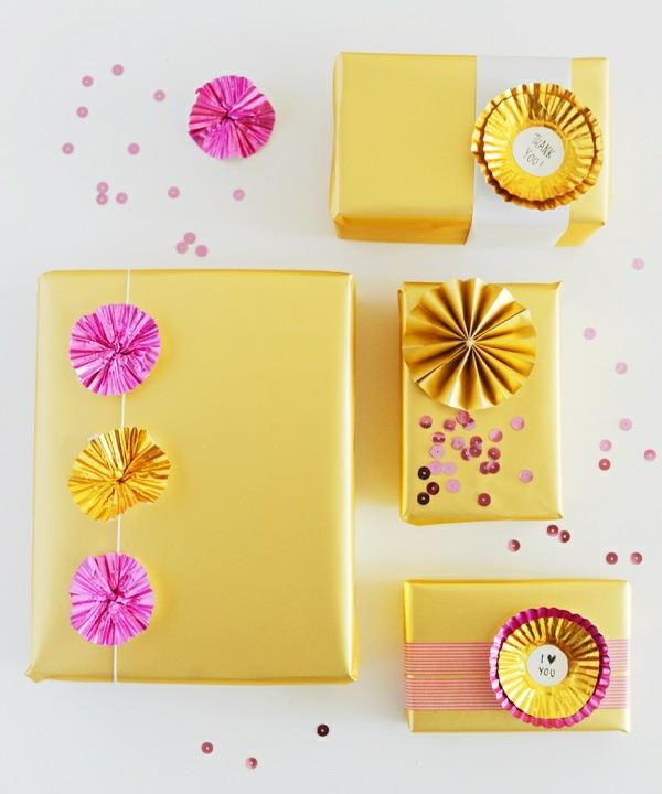 viileitä sisustusideoita lahjapakkauslaatikkoon keltaisia ​​kultaisia ​​paperileivokuppeja