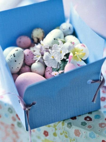viileät pääsiäiskoristeet kimaltelevat kukat sininen laatikko viiriäisen munia