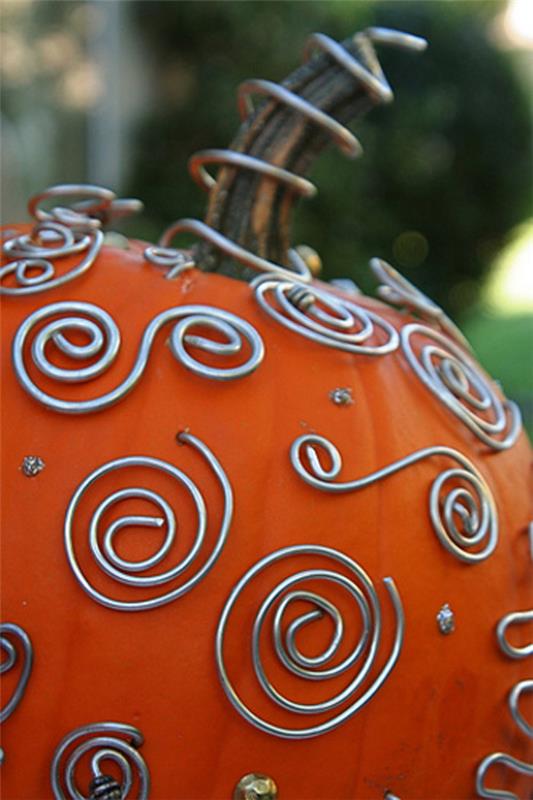 viileitä eläviä ideoita Halloween -koristeluun metallisella kierrekuviolla