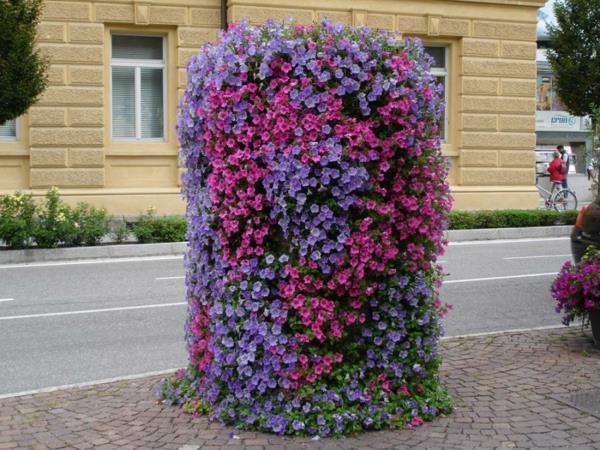 Viileät kukatornit pystysuunnassa violetissa ja violetissa