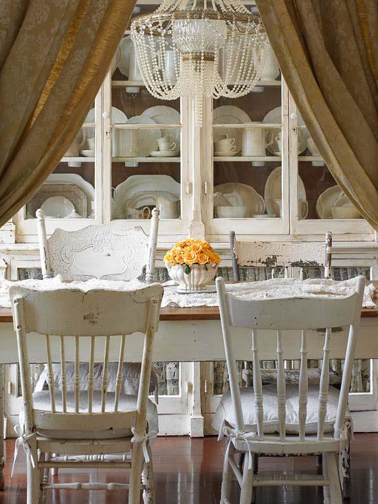 viileä koristelu valkoisissa ruokasalin tuoleissa nuhjuiset kaapin astiat