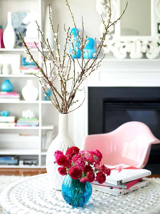 viileä sisustus valkoisissa olohuoneen pöydän kukkien kirjoissa