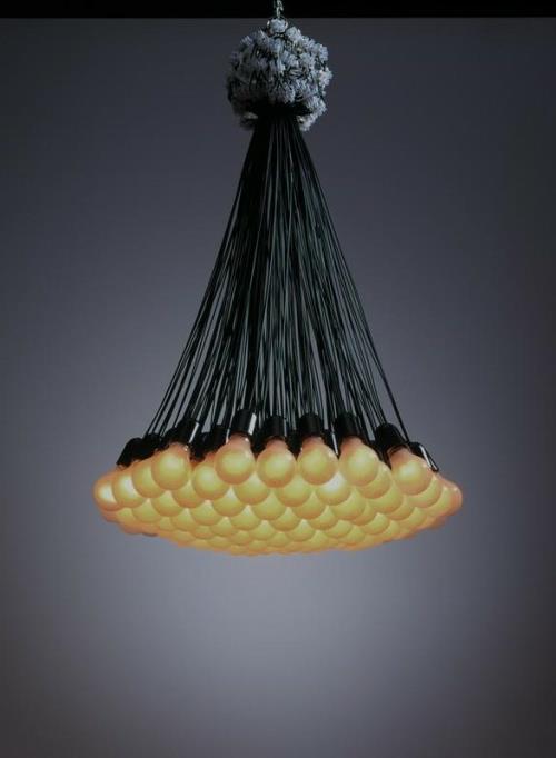 diy -lamput, jotka on valmistettu hehkulampuista kattokruunuista