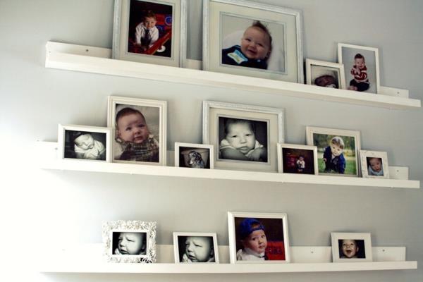 viileä kuvagalleria tekee seinähyllyistä vauvakuvia