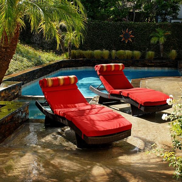 mukava idea rentoutua lepotuolissa ja sohvassa puutarhan punaisissa väreissä