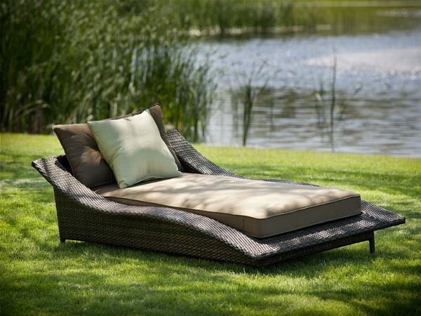 mukava idea rentoutua lepotuolissa ja sohvassa puutarhajärvessä