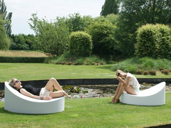 viileä idea sohva ja rentouttava lepotuoli puutarhan valkoisessa tuolissa