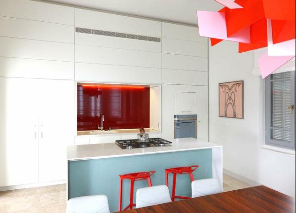 viileä sisustus kirkkaissa väreissä keittiö sisäänrakennettu keittiökaappi punainen
