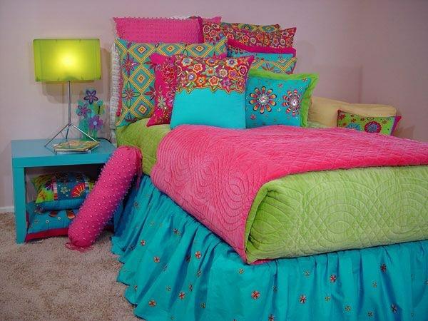 nuorten huone tytöt värilliset sängyn värit heittävät tyynyjä