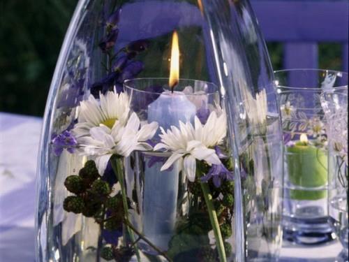 viileitä kynttiläideoita kesäkoristeisiin valkoisiin kukkiin