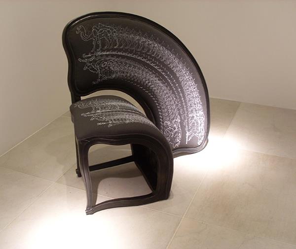 upea klassinen tuoli suunnittelee ruskeita valkoisia koristekuvioita
