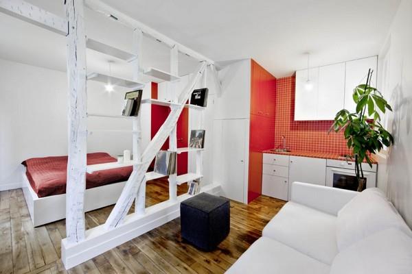 viileitä pieniä asuntoja punaisia ​​aksentteja valkoiset puulattiat makuuhuoneet