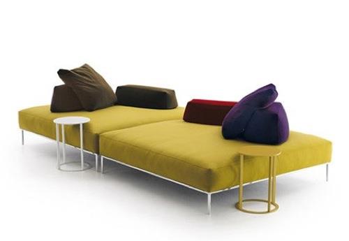 viileä moderni sohva suunnittelee vihreitä sivupöydän ruskeita tyynyjä
