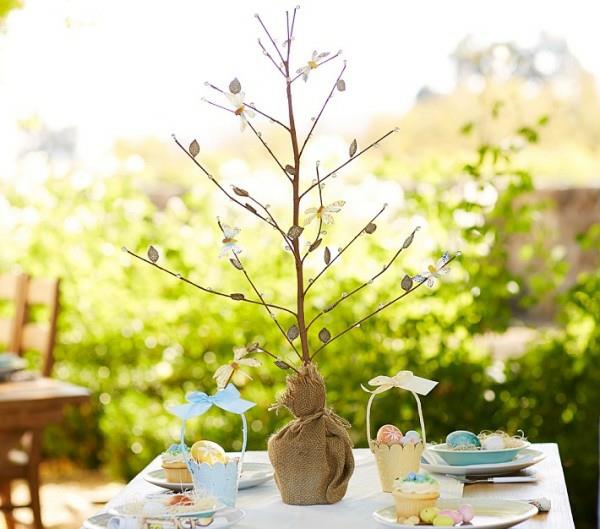 viileitä pääsiäiskoriste -ideoita näpertelypöydän koristeluina pääsiäismunia