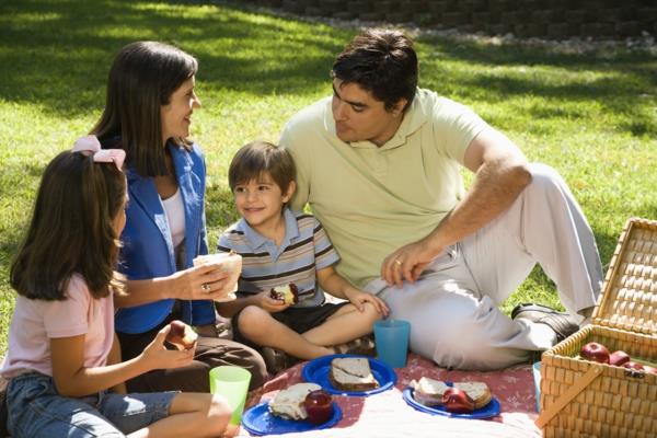 ihania piknik -ideoita perhe yhdessä leipää