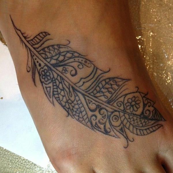 polynesialaiset tatuoinnit ideoita tatuointi jalka höyhen