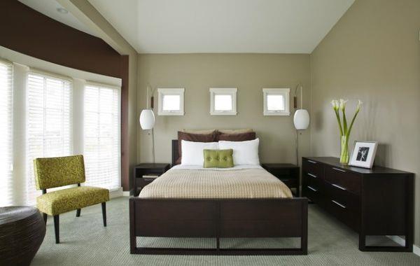viileä makuuhuoneen värimaailma korostaa ruskeaa sängynrunkoa