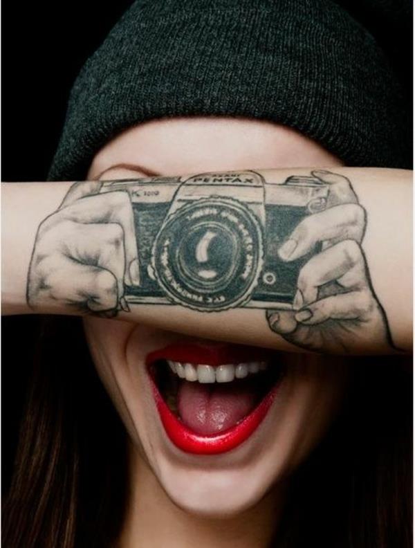 viileitä tatuointeja 3D -kameran kyynärvarret