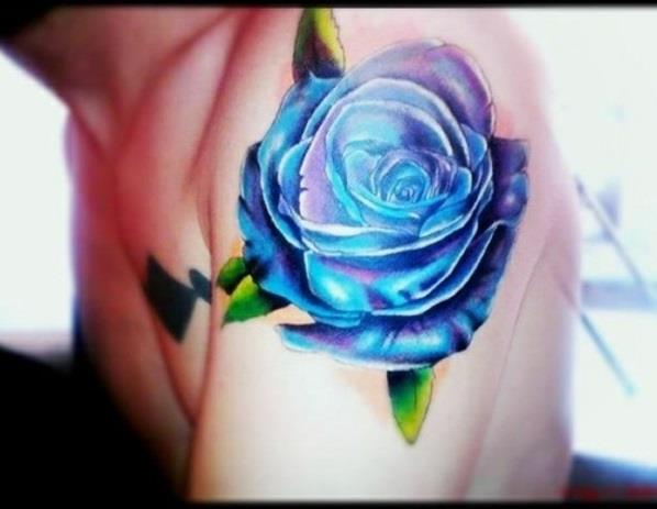 tatuointikuvat olkavarren tatuointimallit violetti sininen ruusu