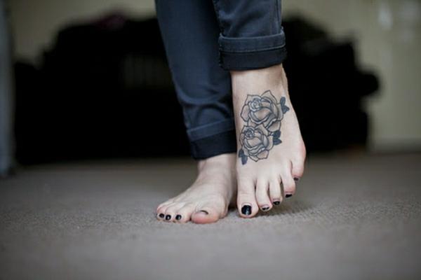 tatuoinnit suunnittelee jalka tatuointi kukkia