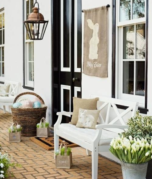 viileitä verannan sisustusideoita pääsiäisen mukaville kevään kukille penkki valkoinen