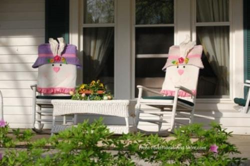 viileitä verannan sisustusideoita pääsiäisen valkoisille tuoleille pääsiäispupuille