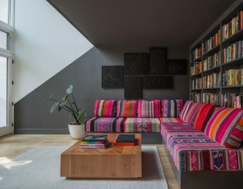 viileä seinärakenne geometrisilla väreillä mustalla ja värikkäällä kuviollisella sohvalla