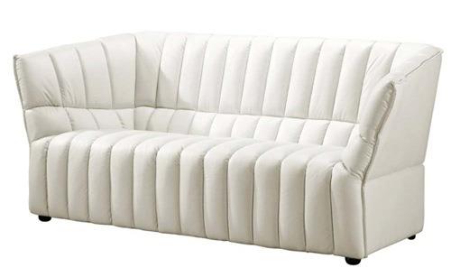 Moderni valkoinen sohva on matala ja tyylikäs kahden hengen nahka