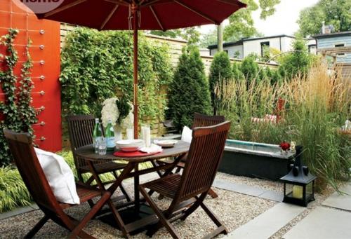 Luo viileä olohuone puutarhaan moderneilla puukalusteilla