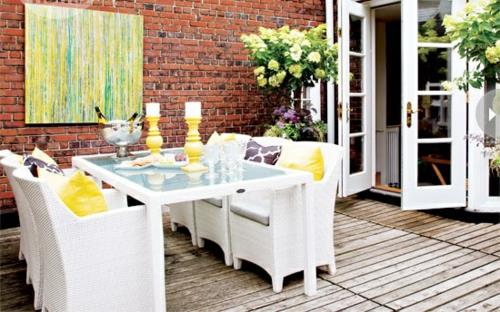 suunnittele viileä olohuone puutarhan tiiliseinässä valkoiset huonekalut