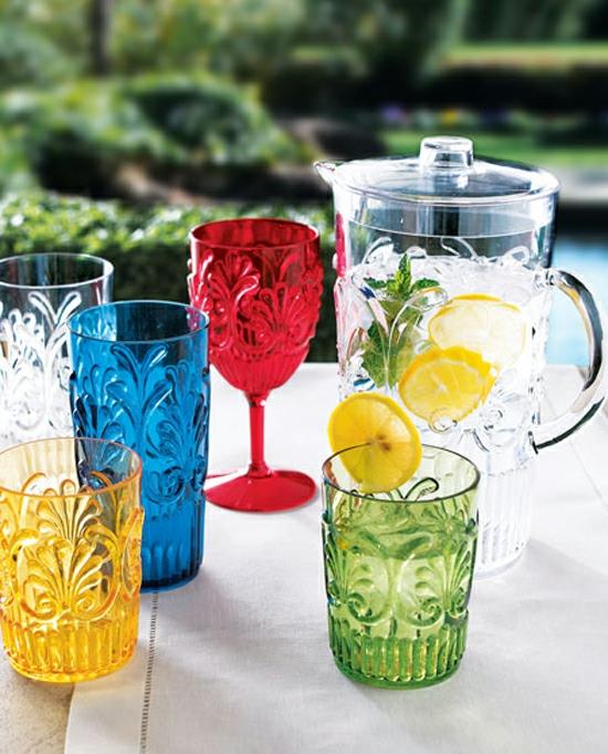 viileä puutarhajuhlatarvikkeet-idea-lasit-astiat-värillinen-lasi