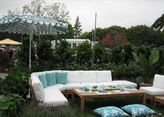 viileä puutarhajuhlatarvikkeiden idea valkoinen sohva kukkapenkki