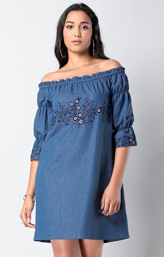 Bomulds kjole med off -shoulder broderi