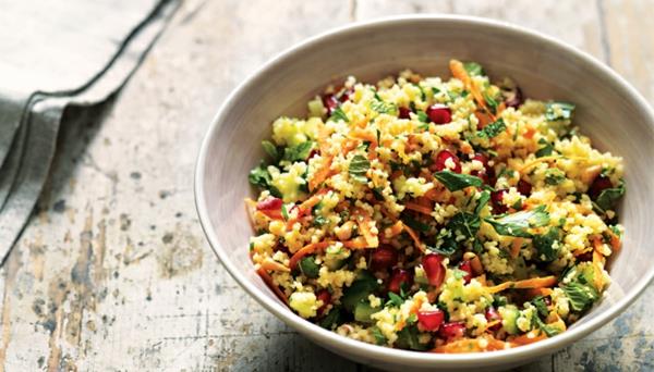 Valmista terveellinen couscous -vegaanisalaatti